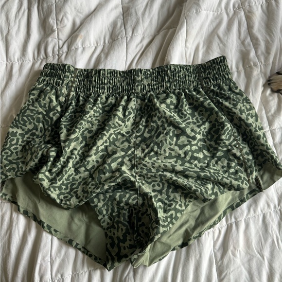 Athleta Shorts Green Camo S - Picture 1 of 3